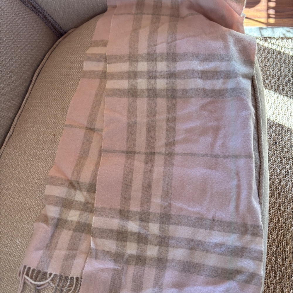 Burberry pink plaid cashmere scarf - Picture 4 of 4